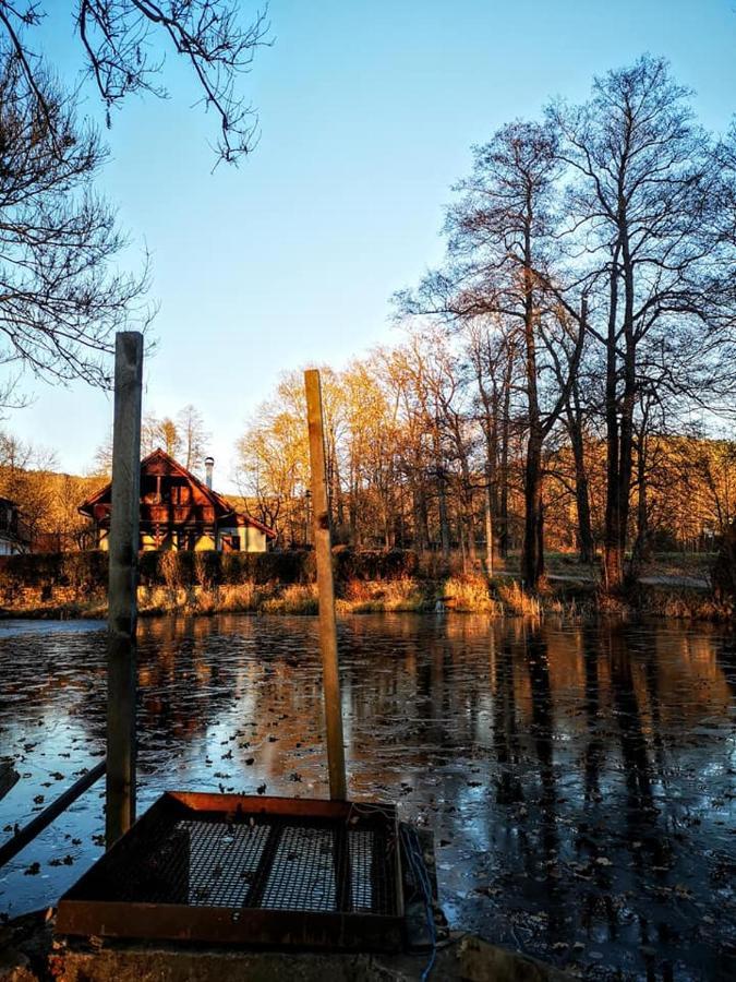 Apartmany Cerveny Dvur Chvalsiny Bagian luar foto