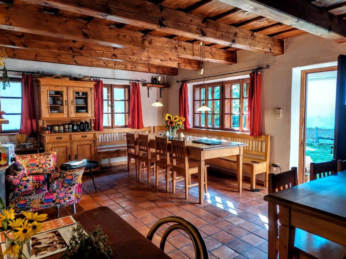 Apartmany Cerveny Dvur Chvalsiny Bagian luar foto