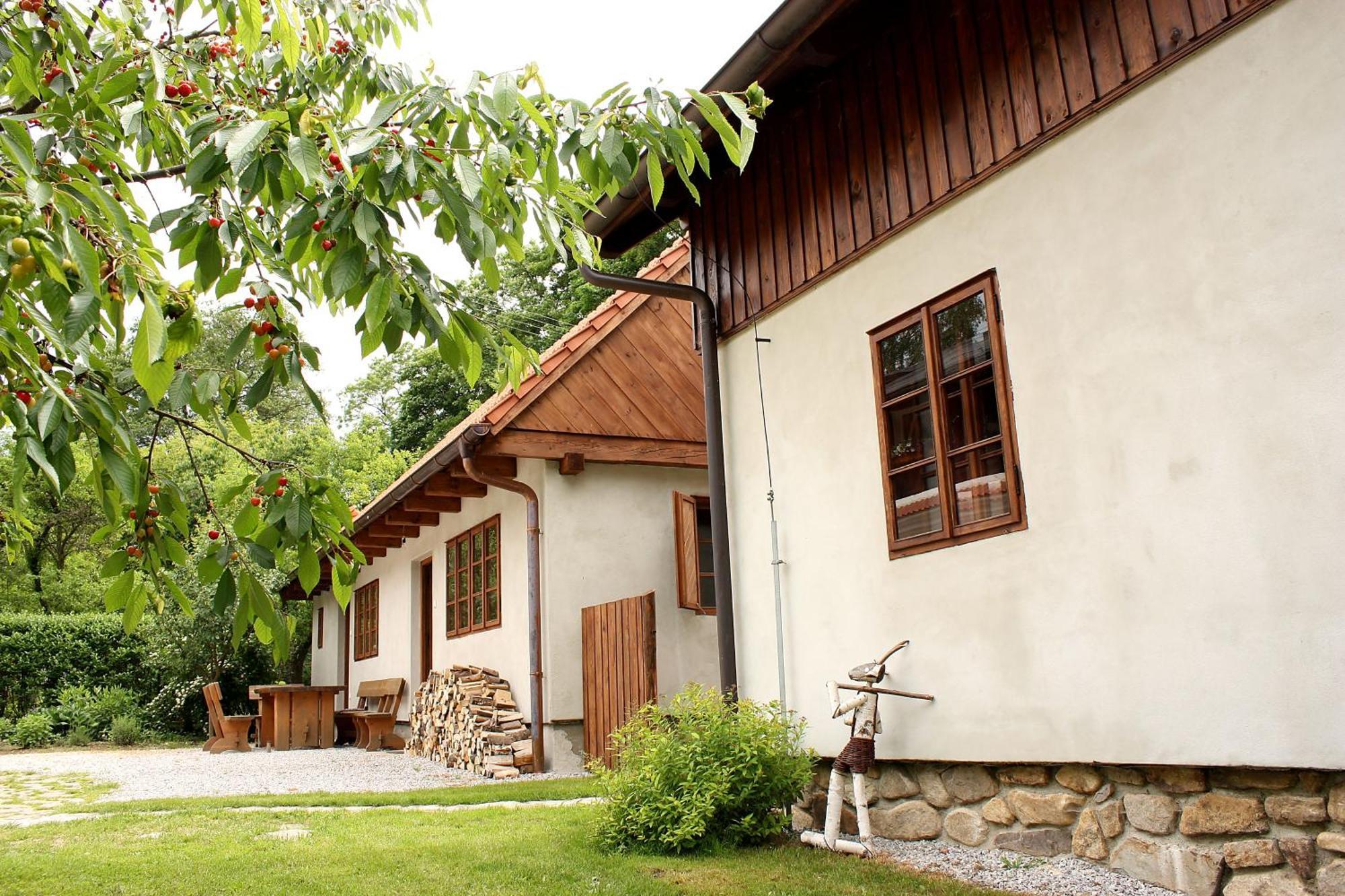 Apartmany Cerveny Dvur Chvalsiny Bagian luar foto