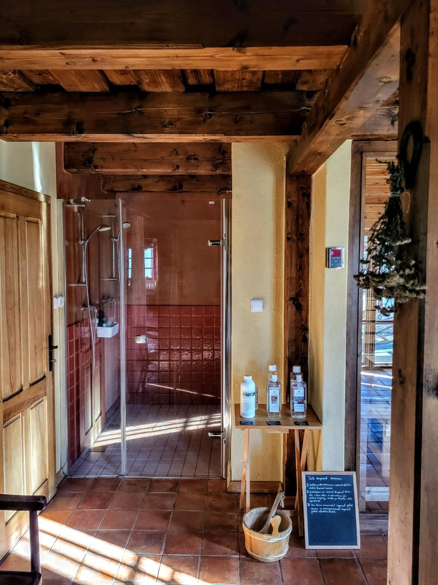 Apartmany Cerveny Dvur Chvalsiny Bagian luar foto