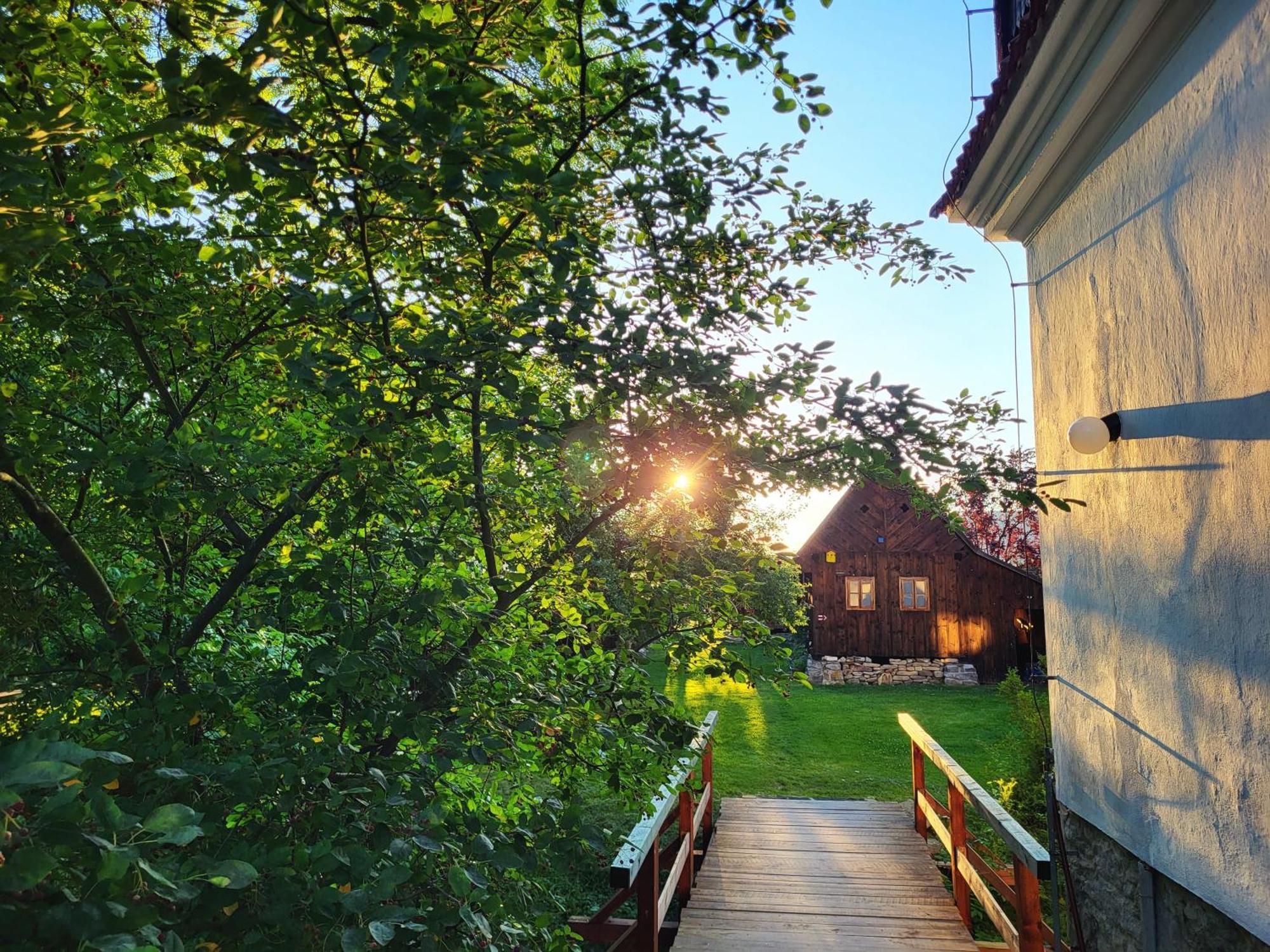Apartmany Cerveny Dvur Chvalsiny Bagian luar foto